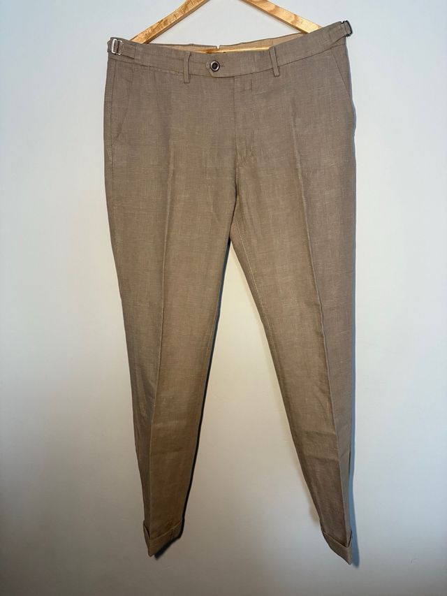 Pantalón de traje beige con hebillas Massimo Dutti