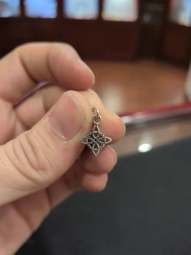 Mini colgante Nudo de Bruja Plata