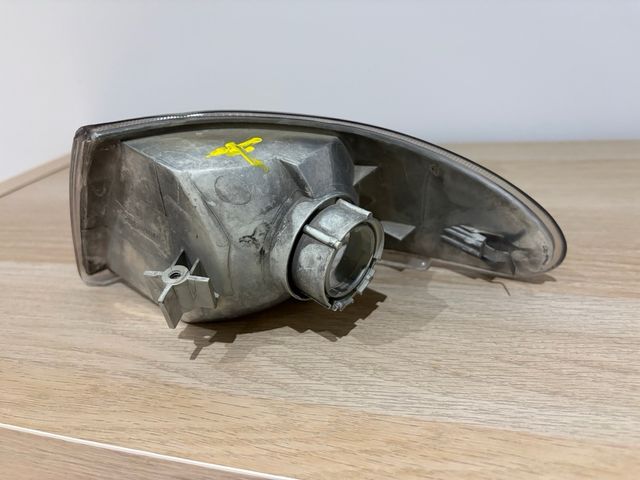 Intermitente delantero de un Ford Mondeo año 94