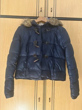 Abrigo plumas azul con capucha 