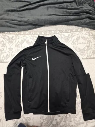 Chándal Nike niña negro y blanco
Talla 128-137 