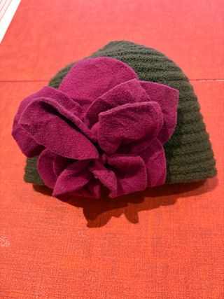 Gorro de punto con flor rosa