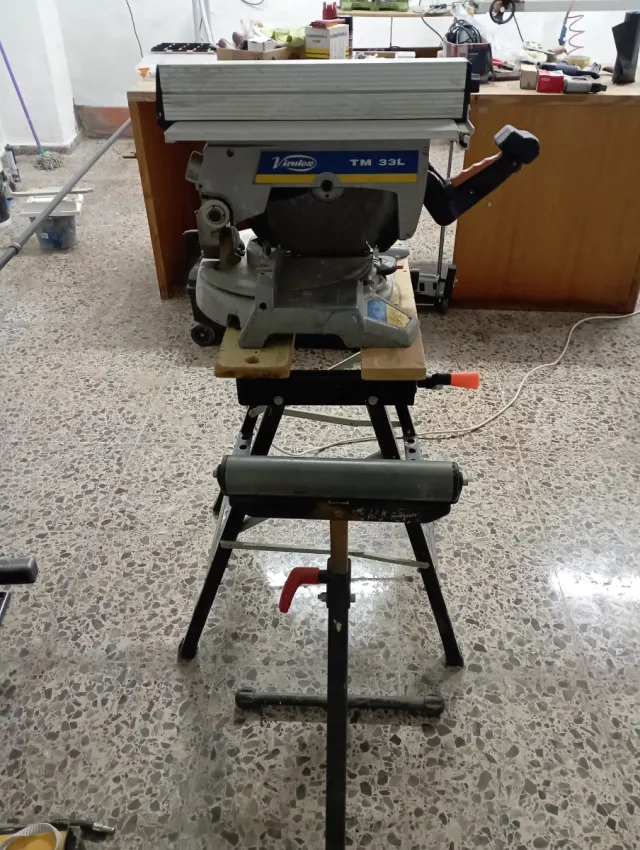 Ingletadora con mesa y ayudante