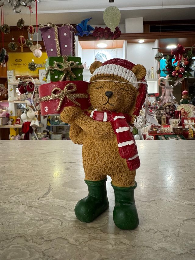 Orsetto con pacchi regalo luminosi
