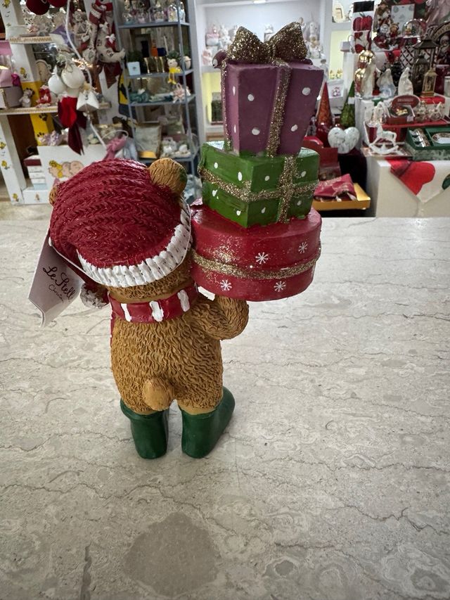 Orsetto con pacchi regalo luminosi