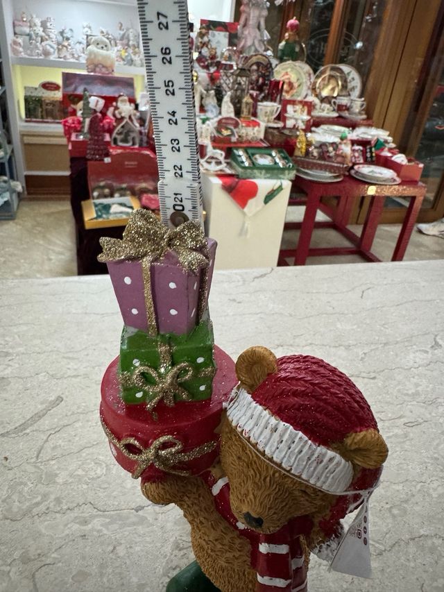 Orsetto con pacchi regalo luminosi