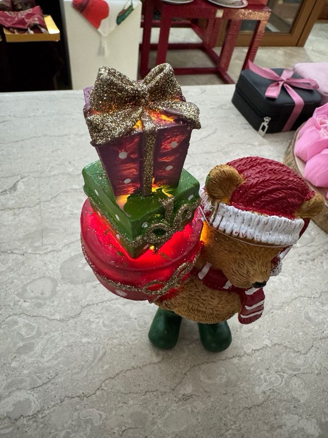 Orsetto con pacchi regalo luminosi
