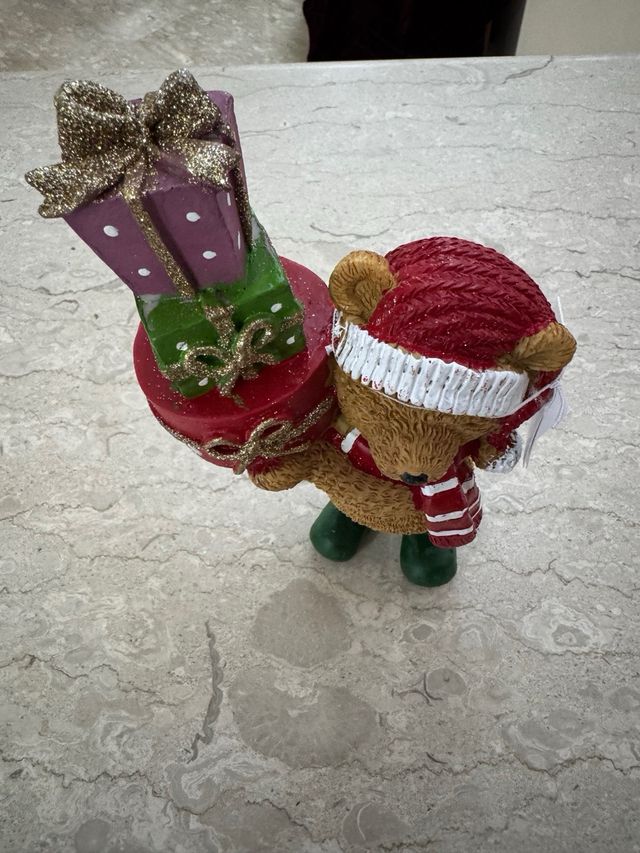 Orsetto con pacchi regalo luminosi