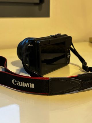 Canon EOS M100 en perfecto estado + accesorios