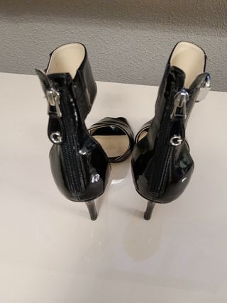 Sandalias Guess Tacón Negro Charol