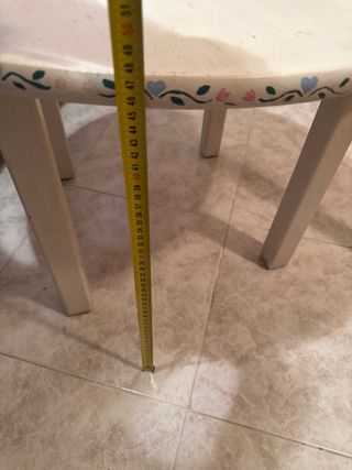 Mesa auxiliar redonda decorada