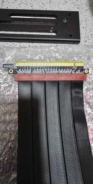 Riser PCIe 4.0 x16 LinkUp + Soporte Vertical