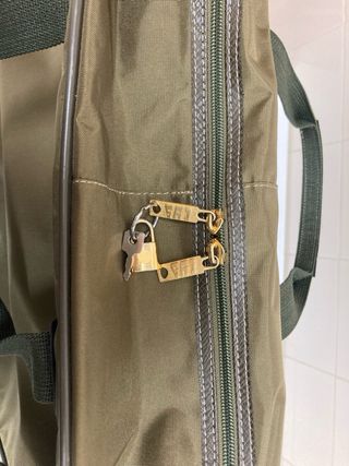 Maleta verde de viaje