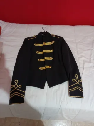 Chaqueta militar negra y dorada