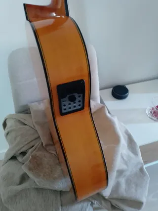 Chitarra flamenca autoamplificata