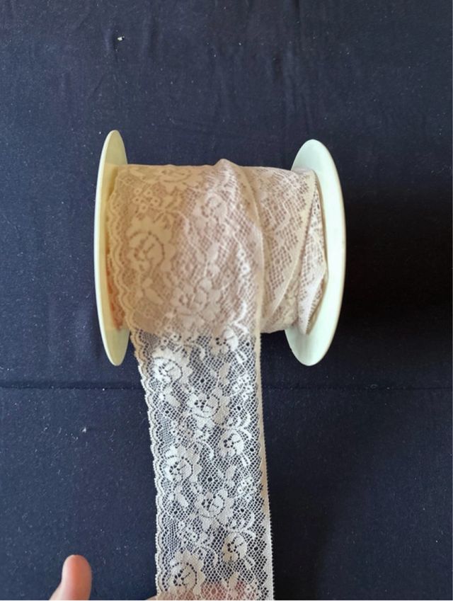 Rollo de encaje rosa con flores