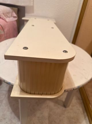 Estantería de madera y plástico