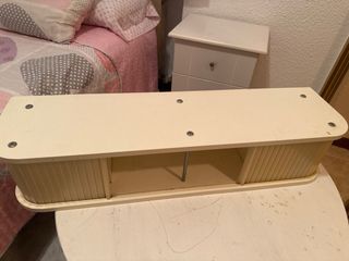 Estantería de madera y plástico