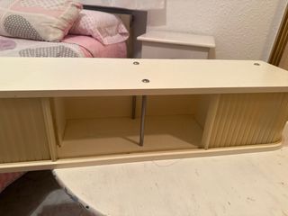 Estantería de madera y plástico