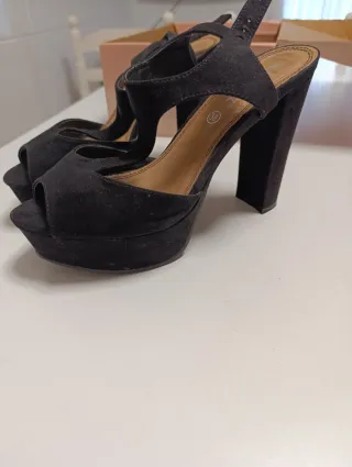 Sandalias de tacón. Precio para los dos pares 