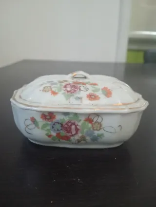 Antiga saboneteira oriental floral