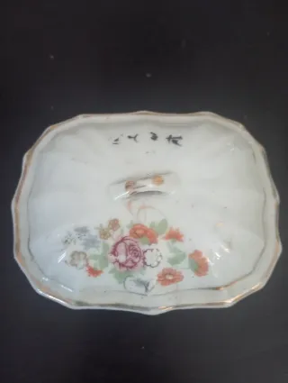 Antiga saboneteira oriental floral