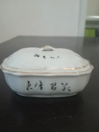 Antiga saboneteira oriental floral