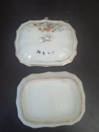 Antiga saboneteira oriental floral