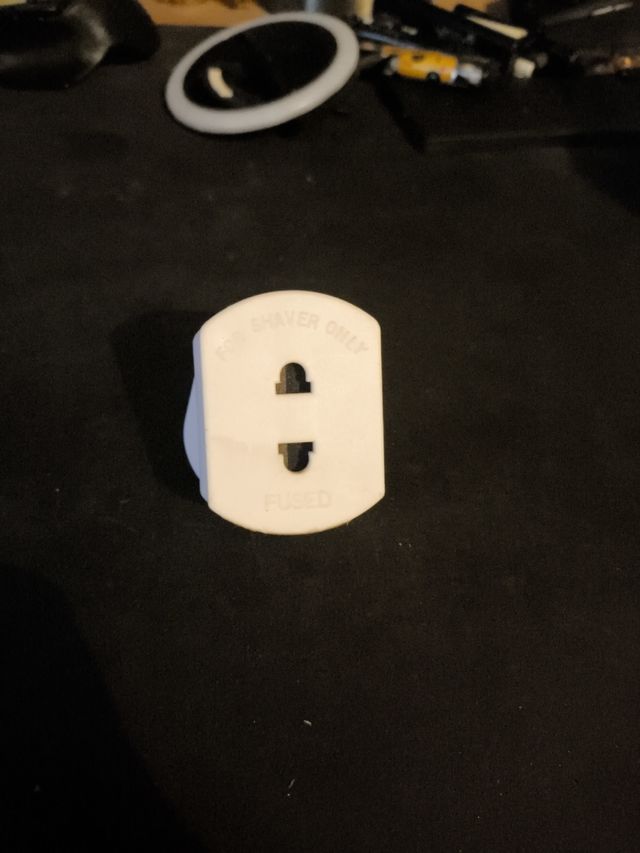 Adaptador Enchufe UK para Maquinilla de Afeitar