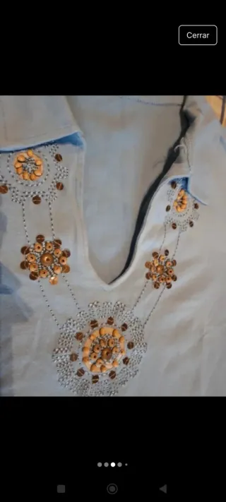Camiseta azul con pedrería