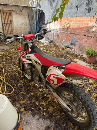 Moto Honda Roja y Blanca