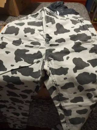 Vaqueros con estampado de vaca