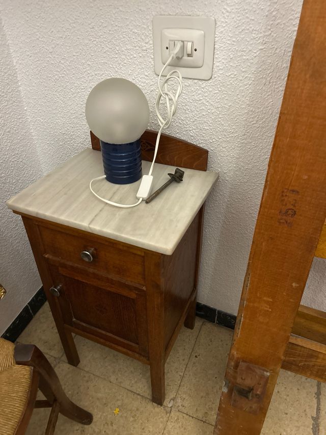 Cama artesanal de madera y muebles y estanterías .