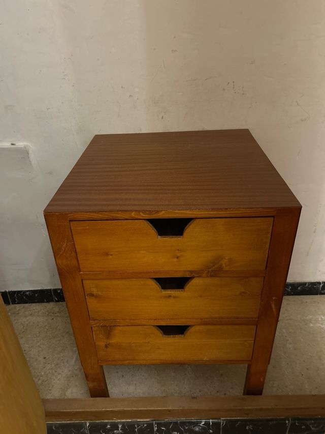 Cama artesanal de madera y muebles y estanterías .