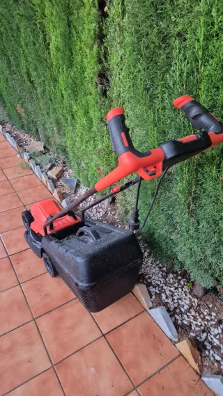 Cortacésped Eléctrico Rojo y Negro