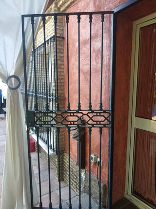 Puerta de hierro con cerradura
