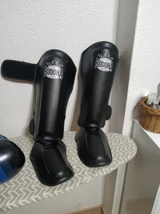 Protector piernas y guantes de boxeo