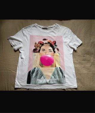 Camiseta Zara con estampado de mujer