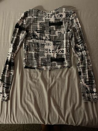Camiseta manga larga estampado periódico