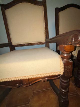 Sillas señoriales de madera y tela antiguas