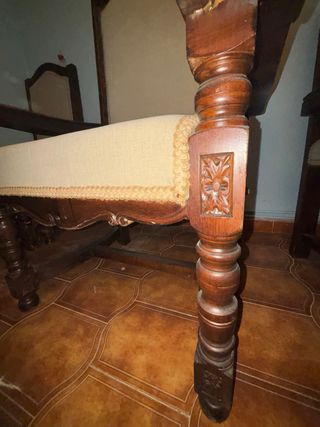Sillas señoriales de madera y tela antiguas