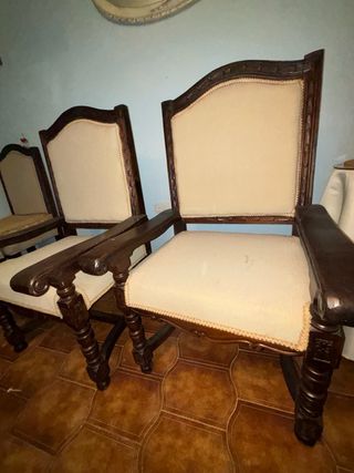 Sillas señoriales de madera y tela antiguas