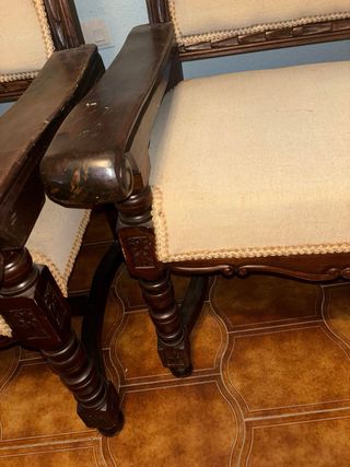 Sillas señoriales de madera y tela antiguas