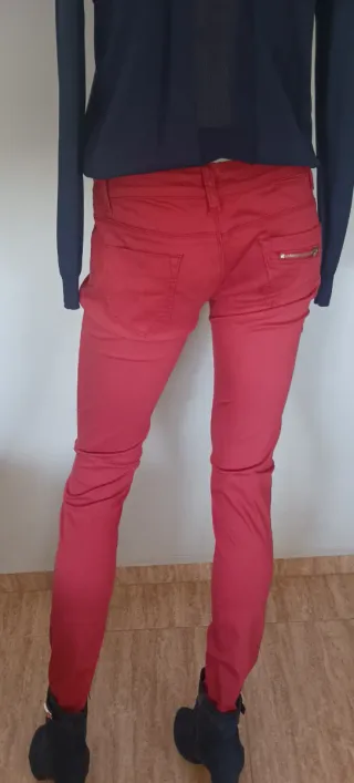 Pantalones rojos ajustados