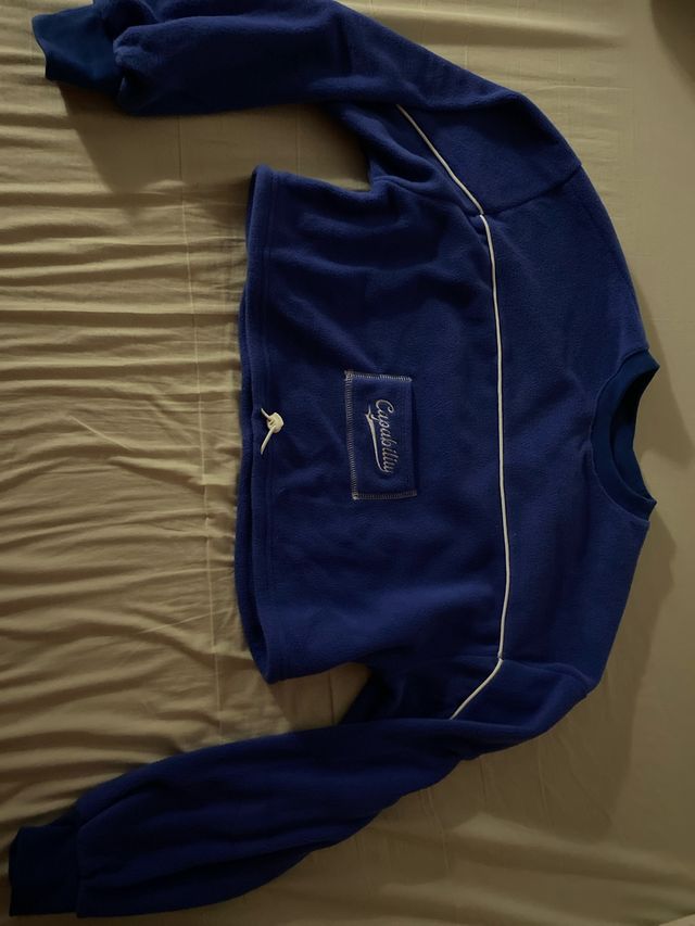 Sudadera azul con parche