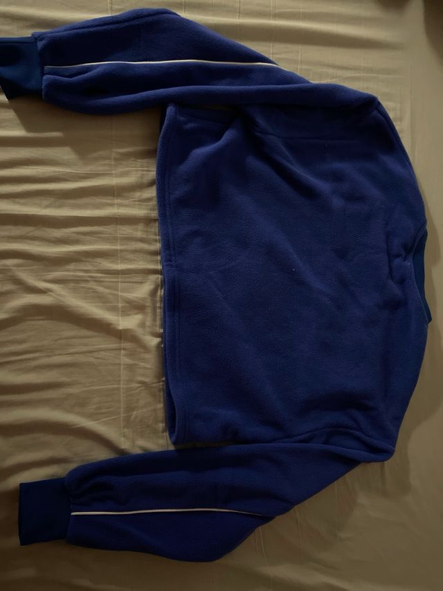 Sudadera azul con parche