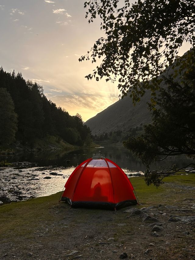 Tienda de campaña roja