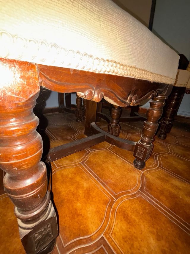 Juego de 4 sillas grandes de madera y tela