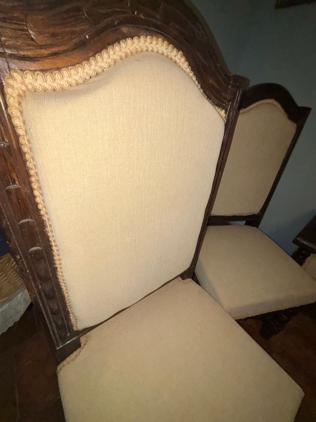 Juego de 4 sillas grandes de madera y tela