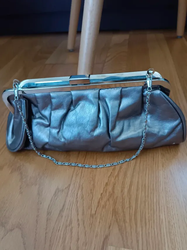 Bolso de fiesta plateado con cadena